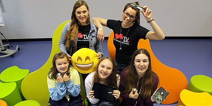 Mädchen und junge Frauen mit technischem Equipment