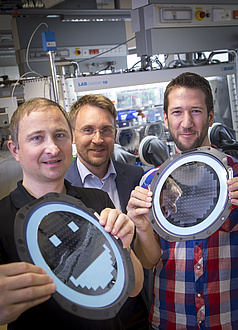 Am CD-Labor für Lithium-Batterien an der TU Graz gelang es Michael Sternad,Martin Wilkening und Georg Hirtler (v.l.n.r.) einkristallines Silizium, aus dem Mikrochips bestehen, direkt als Batterieelektrode zu nutzen. Damit beherbergt der Mikrochip nicht n