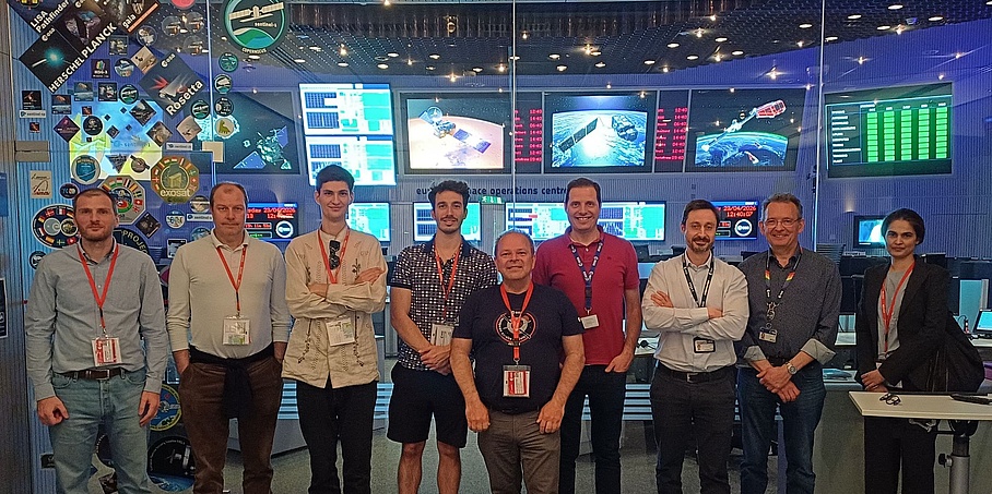 Teilnehmende am Masterprogramm SpaceTech vor Bildschirmen im Kontrollraum des ESOC Darmstadt