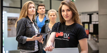 Gruppe TU Graz-Studierender, junge Frau mit Laptop im Vordergrund