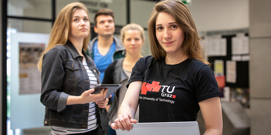 Gruppe TU Graz-Studierender, junge Frau mit Laptop im Vordergrund
