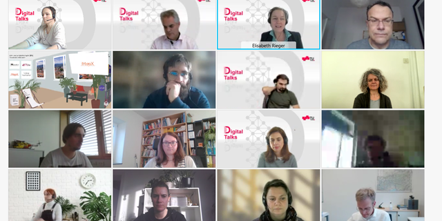 Die Gesichter von sechzehn Personen in einer Videokonferenz.