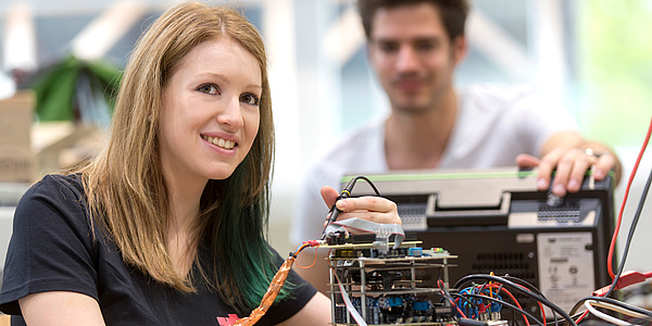 Studentin des Studienschwerpunktes Information Security der TU Graz mit Computer-Hardware