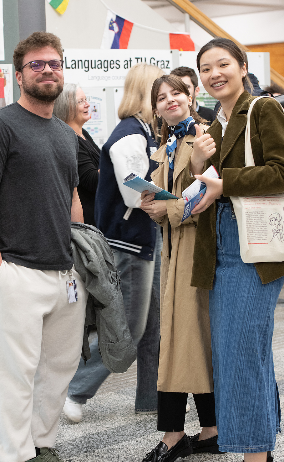 [Translate to Englisch:] Students smiling and looking at the camera
