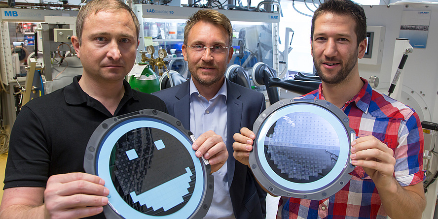 Am CD-Labor für Lithium-Batterien an der TU Graz gelang es Michael Sternad,Martin Wilkening und Georg Hirtler (v.l.n.r.) einkristallines Silizium, aus dem Mikrochips bestehen, direkt als Batterieelektrode zu nutzen. Damit beherbergt der Mikrochip nicht n