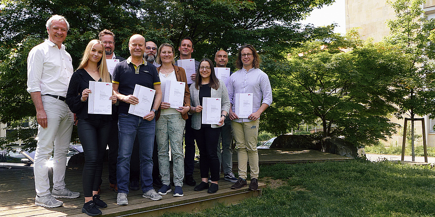 Gruppenfoto der Absolventinnen und Absolventen des Kurses Dekarbonisierung und Nachhaltigkeitsmanagement mit Zertifikat