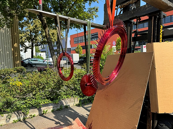 Spokewheel of the annular cascade treated for the color penetration test for crack control