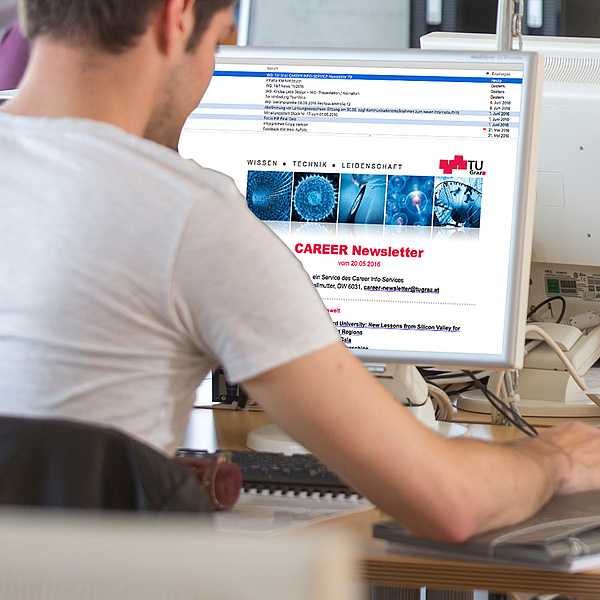 Ein Mann vor einem PC-Bildschirm, der den Career Newsletter der TU Graz zeigt. Bildquelle: Lunghammer – TU Graz