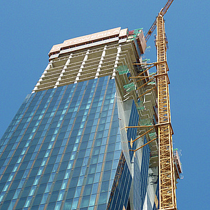 Ein Hochhaus in Bau als Symbol für das Bachelorstudium Bachelorstudium Bauingenieurwissenschaften und Wirtschaftsingenieurwesen an der TU Graz