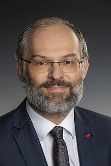 Portrait von Stefan Vorbach in Anzug und Krawatte