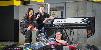 3 Mitglieder des TU Graz Racing Teams mit dem Rennwagen TANKIA, darunter Anthea Kerollos, Marketingleiterin 2016.