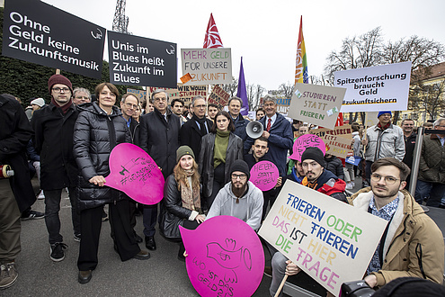 Mehrere Personen bei der Demonstration.