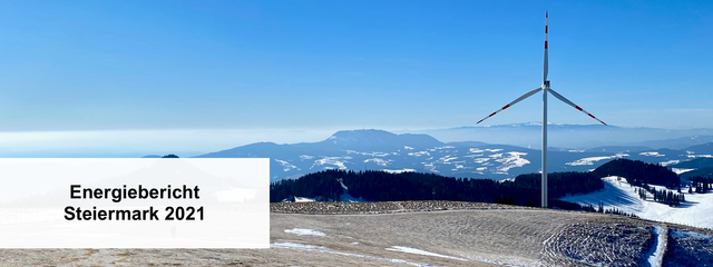 Windkraftwerk auf einem schneebedeckten Berg.