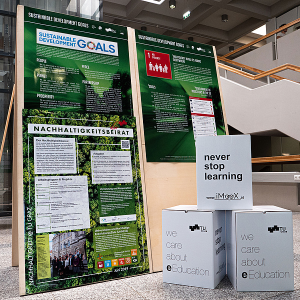 Aufsteller mit Plakaten zu Nachhaltigkeit und Sustainable Development Goals.