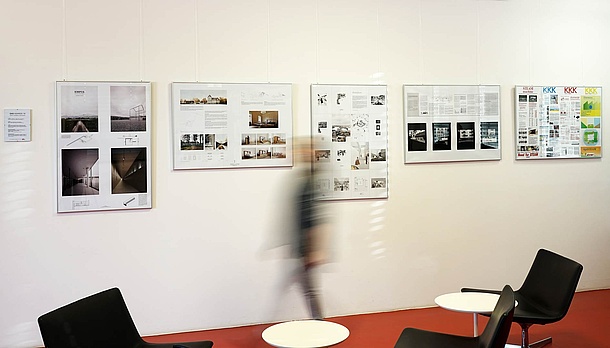 Gerahmte Poster hängen an einer Wand. Bildquelle: Herbst – TU Graz