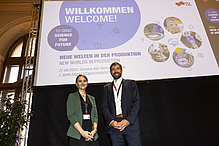 Personen vor einer Präsentation mit dem Text "Willkommen. Welcome! TU Graz Science for Future"