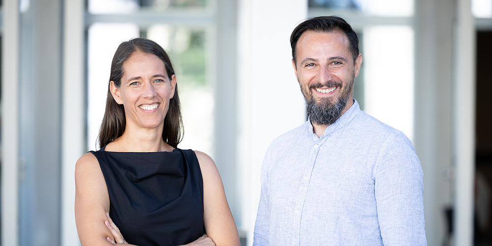 Theresa Rienmüller vom Institute of Biomechanics und Robert Winkler vom Institut für Elektronenmikroskopie und Nanoanalytik der TU Graz. Bildquelle: Wolf - TU Graz Eine Frau und ein Mann stehen nebeneinander und schauen in die Kamera.