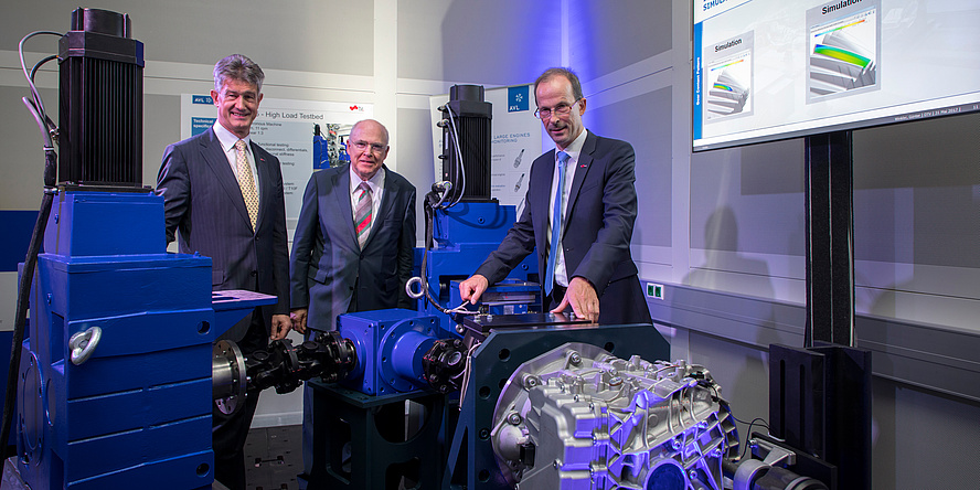 Three men and one female student at a test stand of the competence center