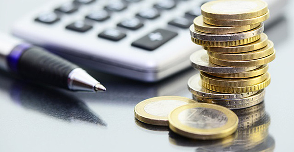 A calculator and coins. Source: photocrew – Fotolia.com