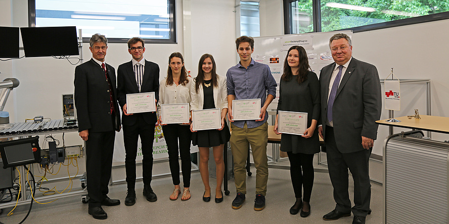 Rector Harald Kainz and Rector Andrey Rudskoy with the scholarship holders of TU Graz.