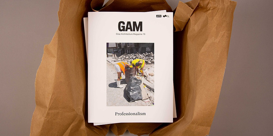 Aufgerissenes Paket mit Zeitschriften mit der Aufschrift "GAM" von oben fotografiert.
