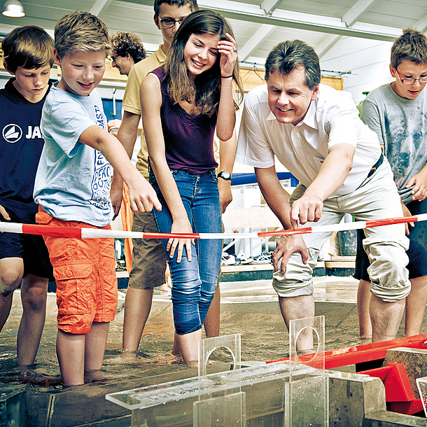 Schulkinder mit ihrem Lehrer bei einer Ausstellung. Bildquelle: Sporer – TU Graz