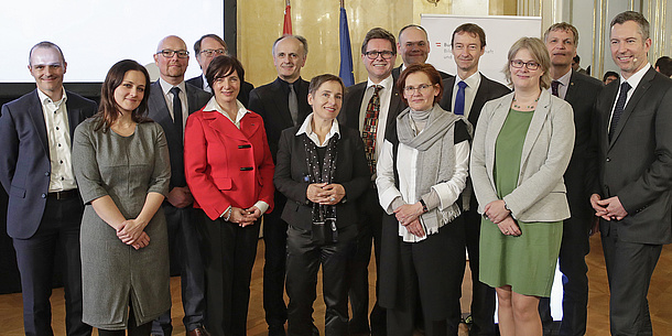 Gruppenfoto von neun Männern und fünf Frauen im Bundesministerium für Bildung, Wissenschaft und Forschung