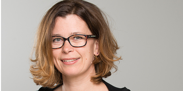Lächelnde Frau mit Brille