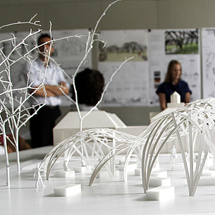 Im Vordergrund ein Architekturmodell eines Parks, im Hintergrund drei Personen. Bildquelle: TU Graz/ITE