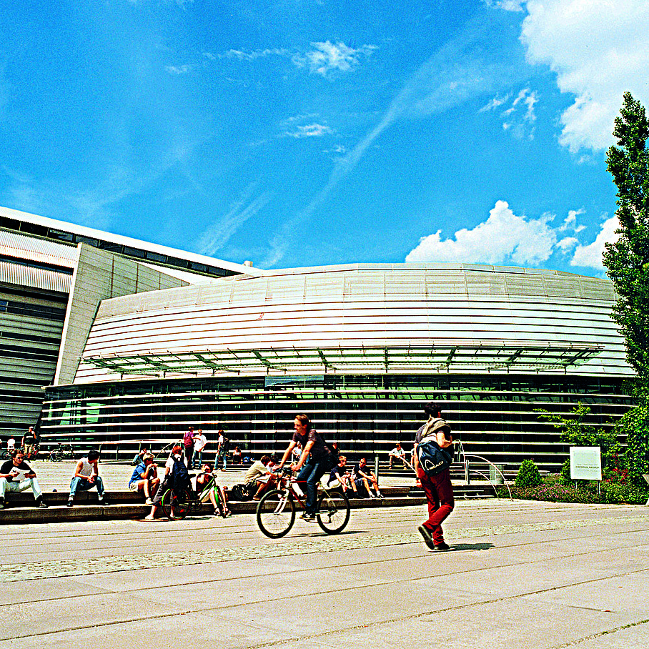 TU München courtyard, Source: faces by frank - TUM