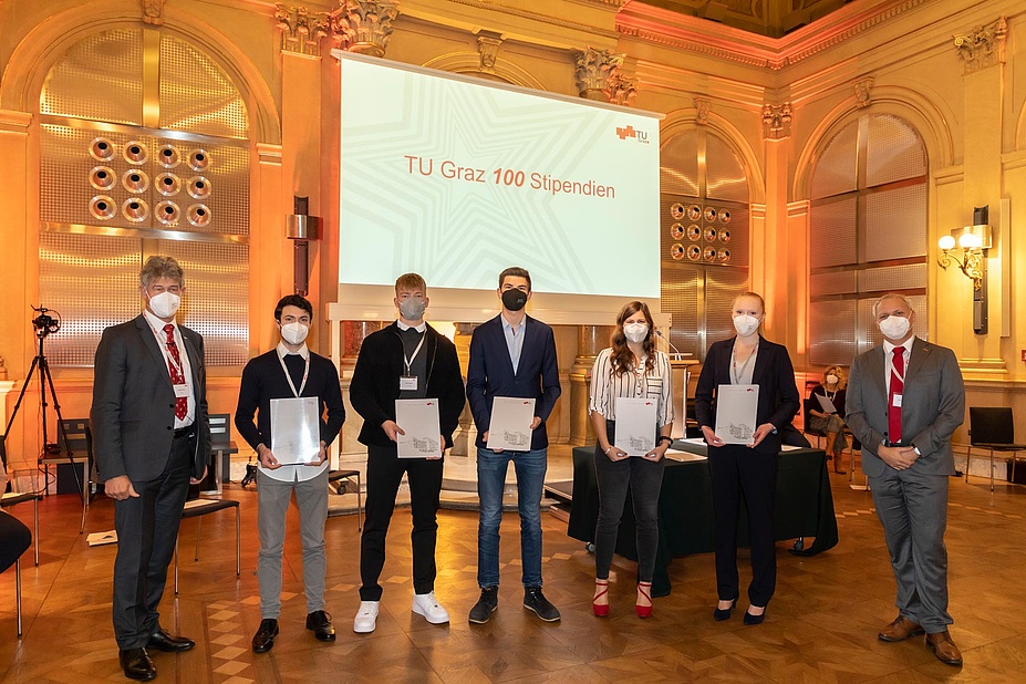 Students with certificates and two TU Graz representatives