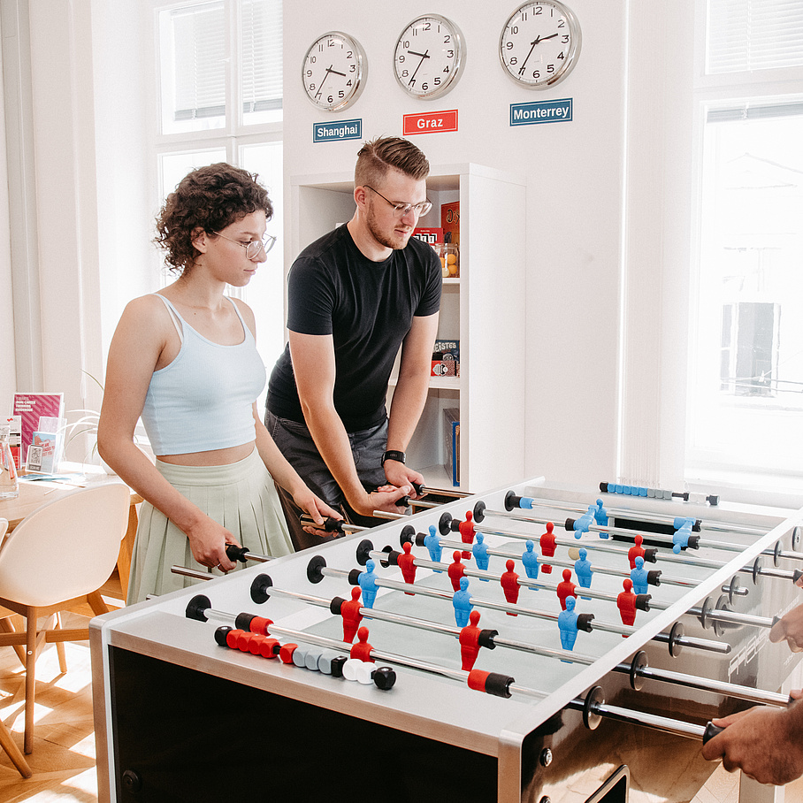 2 Personen spielen Tischfußball