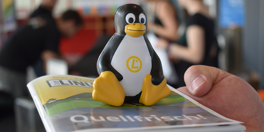 Zu sehen ist der lächelnde Pinguin Tux, das offizielle Maskottchen von Linux