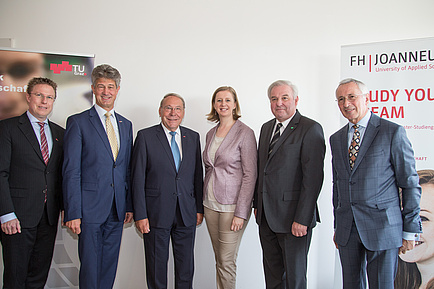 Sechs Personen von TU Graz, FH Joanneum und Landespolitik posieren nach der Vertragsunterzeichnung