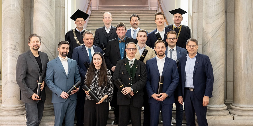 Group photo of graduates of the Master's programmes “Leadership in Digital Transformation” and “Green and Digital Transition” 