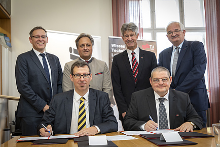 Gruppenbild von zwei sitzenden und vier stehenden Männern