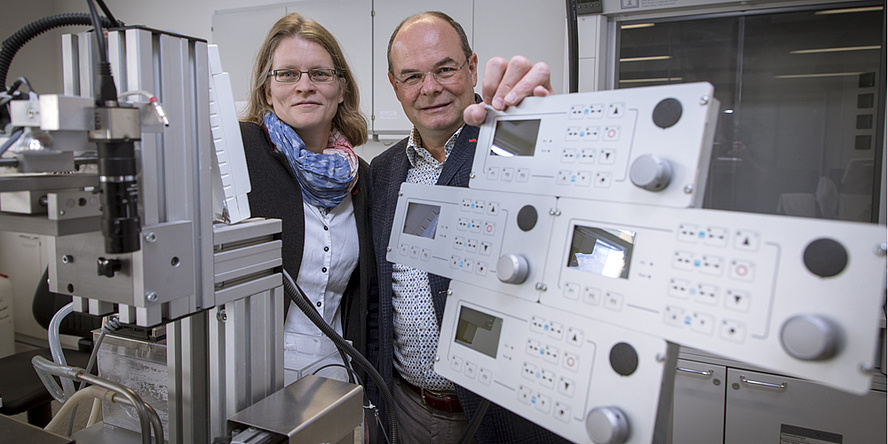  TU Graz researchers in the midst of mechanical laboratory equipment
