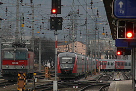 Einfahrender Zug am Bahnhof