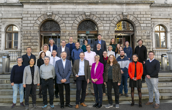 The 26 members of the TU Graz Senate, 2022 to 2025, with other meeting participants.
