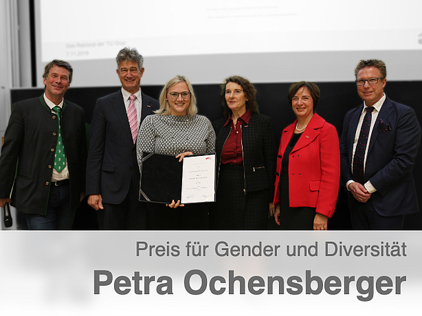 Übergabe des Preises für Gender und Diversität an Frau Ochensberger.