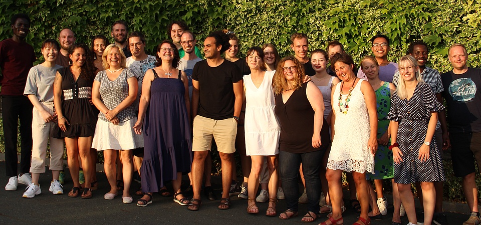 Gruppenbild vor grüner Hecke