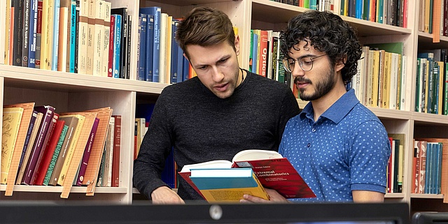 Zwei Studierende in der Bibliothek.