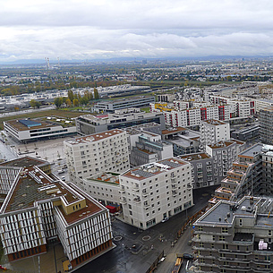 Gebäude einer Stadt von oben.