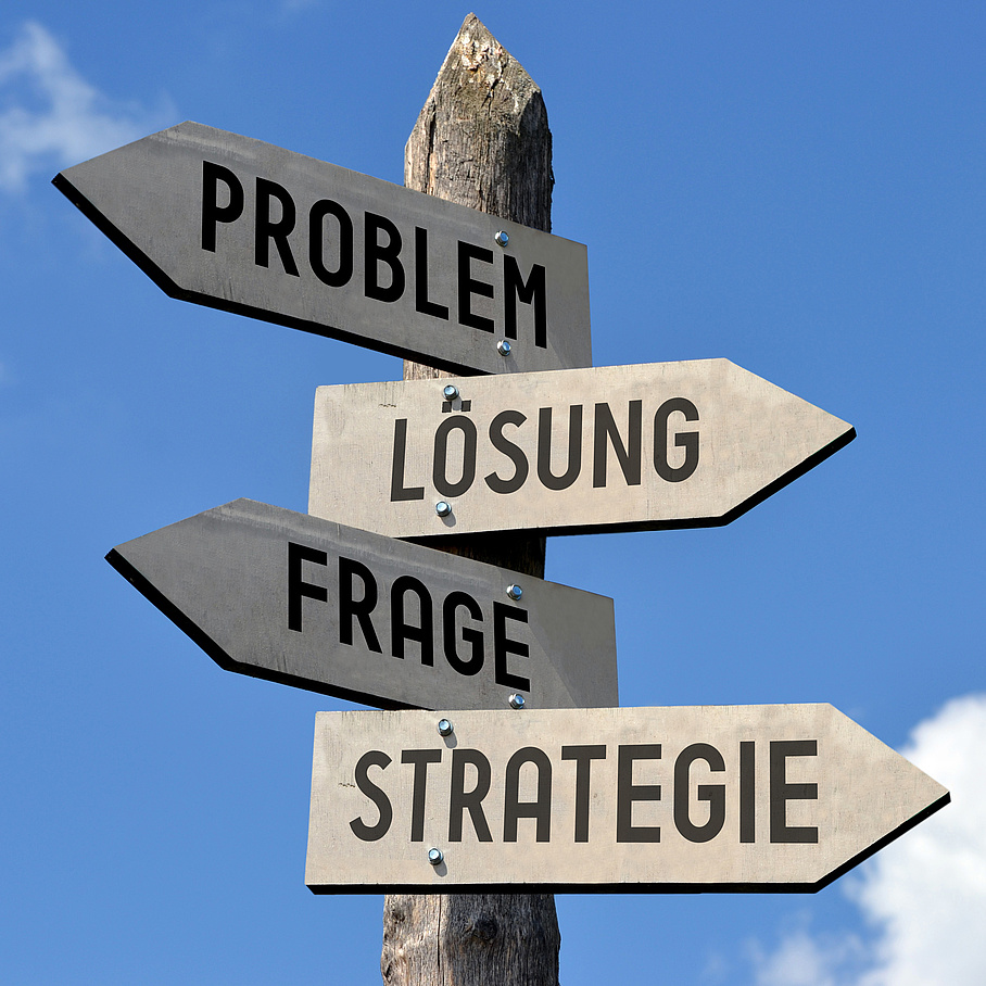 4 Wegweiser mit den Aufschriften Problem, Lösung, Frage, Strategie. Bildquelle: iStock – 3D generator