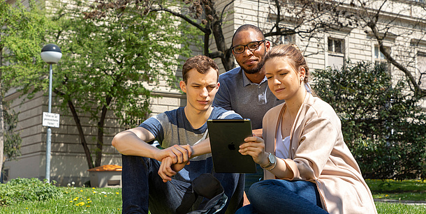 3 Studierende blicken auf ein Tablet. Bildquelle: Lunghammer – TU Graz