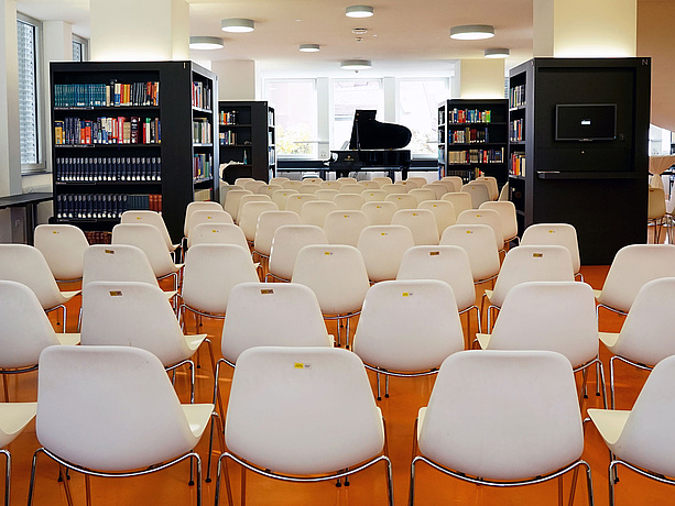 Sessel in einer Bibliothek.