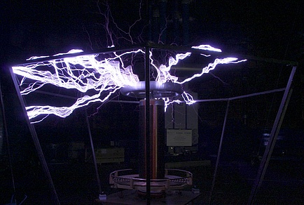 Überschläge an einem Tesla Trafo im Nikola Tesla Labor