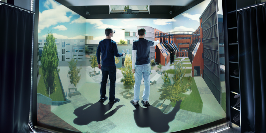 Zwei Personen in einem Virtual-Reality-Simulator.