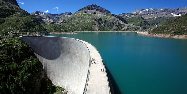 A dam wall and a reservoir. Source: sumnersgraphicsinc – Fotolia.com