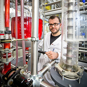 Ein Wissenschaftler forscht in einem Verfahrenstechnik-Labor. Bildquelle: Lunghammer – NAWI Graz